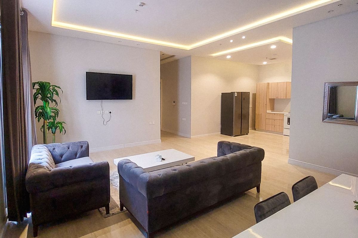 Furnished ground floor apartment with private entrance, private parking