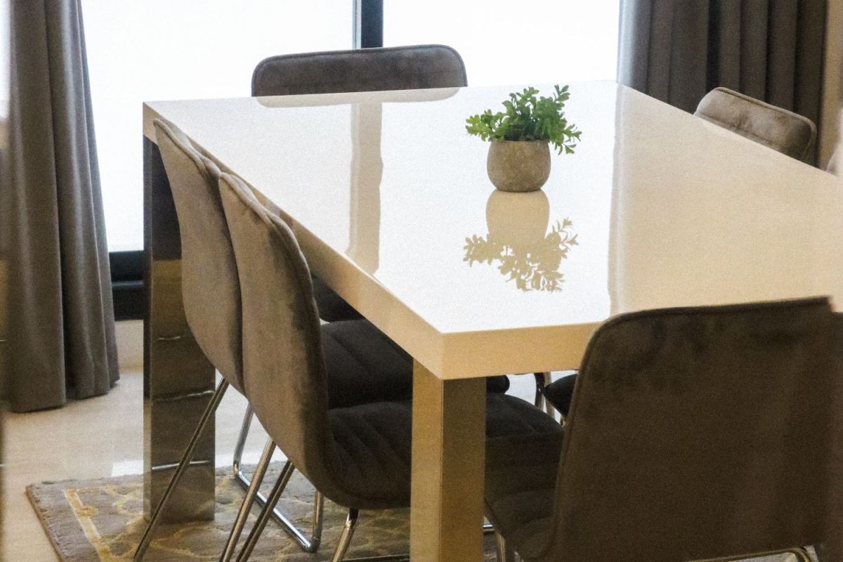 Furnished ground floor apartment with private entrance, private parking