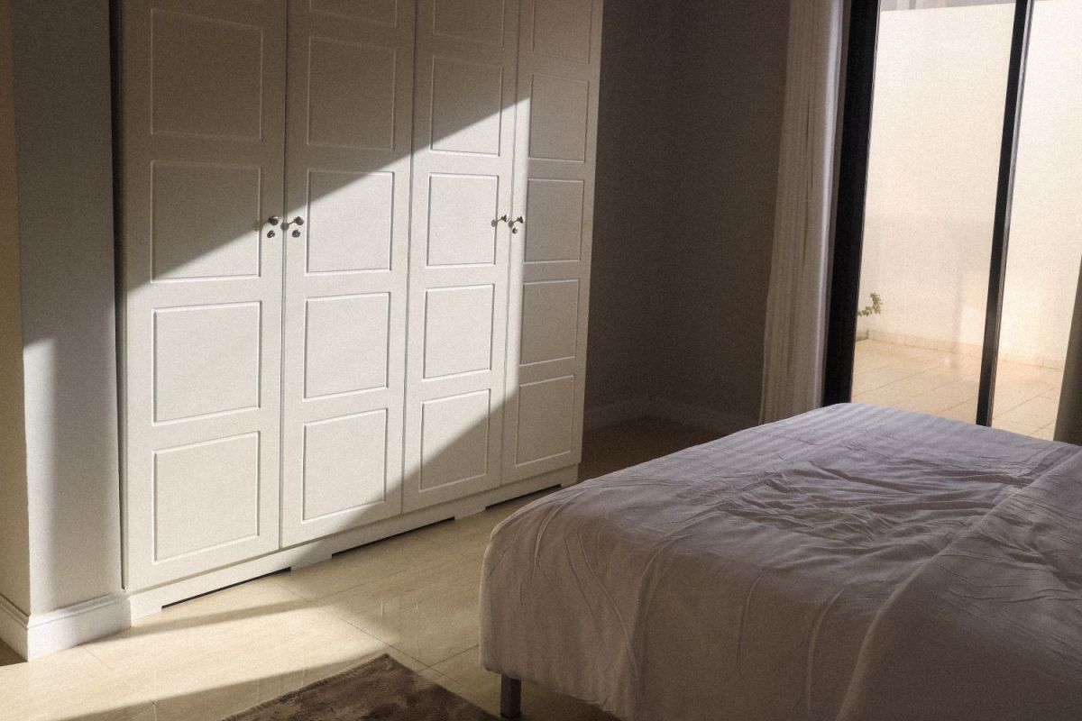 Furnished ground floor apartment with private entrance, private parking