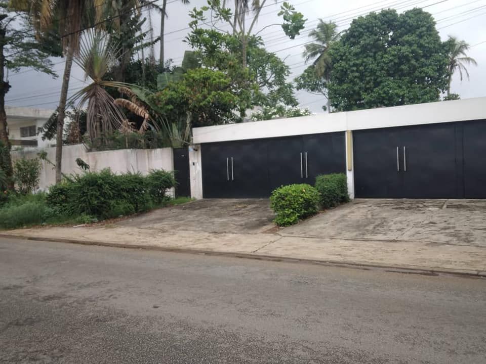 Cocody vallon en bordure de voie vente villa 8pièces sur 1250m2, Maison