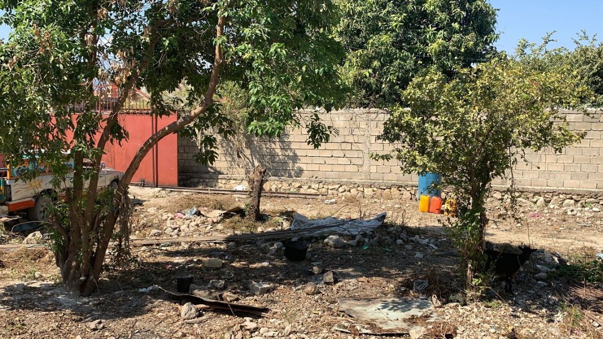 1 406 mètres carrés ou 10,9 centièmes, terrain plat, propre, prêt à