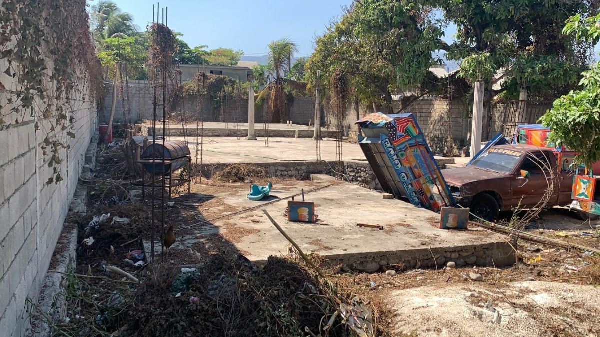 1 406 mètres carrés ou 10,9 centièmes, terrain plat, propre, prêt à