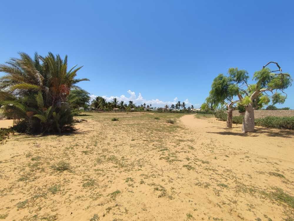 For sale a magnificent 6,184m2 plot of land near rn7 and tulear airport