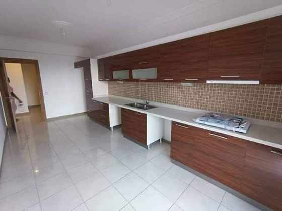 À vendre appartement au 3 ème étage avec piscine ...