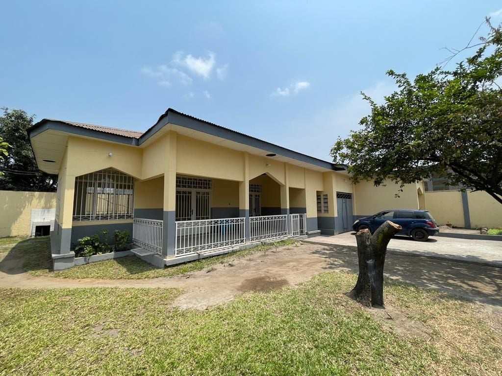 Sale 711m² property with large 3 bedroom low house on kinshasalimete