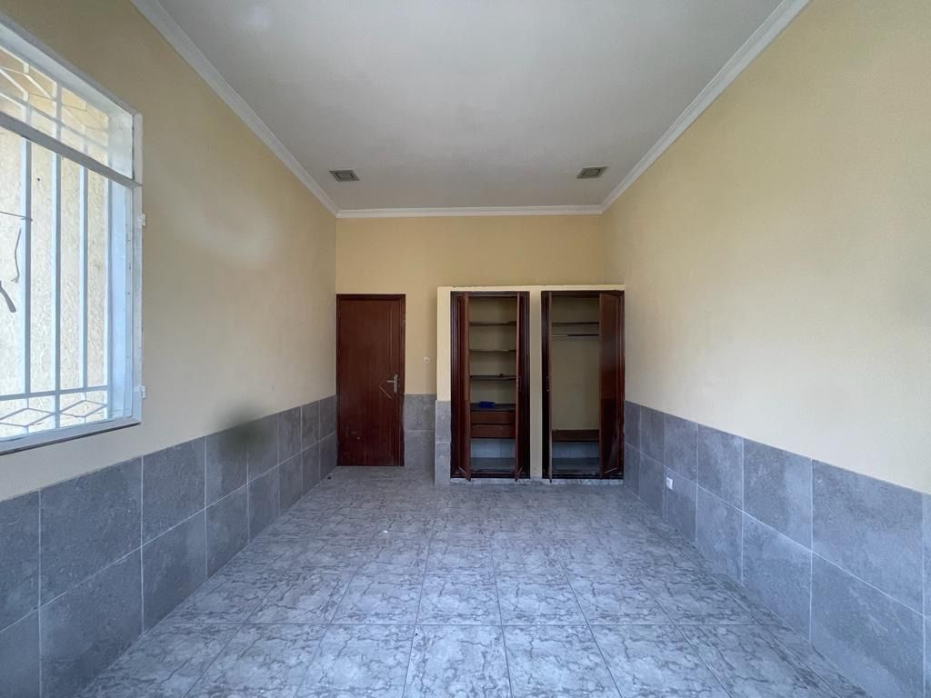 Sale property of 711m² with large lower 3 bedroom house in kinshasa