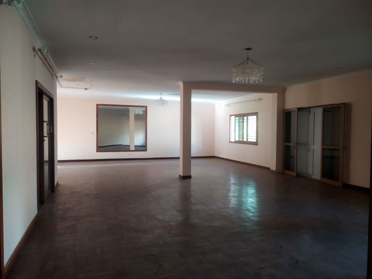 For sale a large property of 1255m² including a villa of. type f5 and a