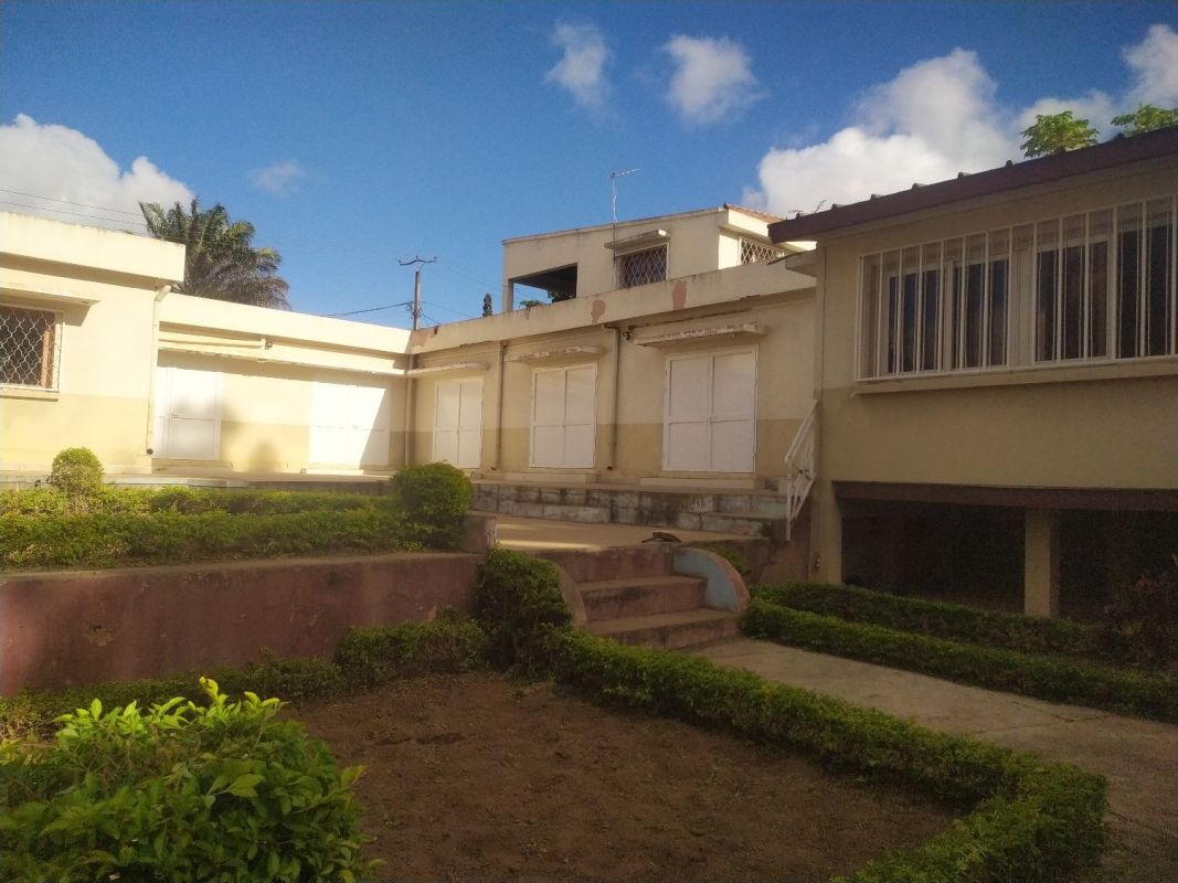 For sale a large property of 1255m² including a villa of. type f5 and a