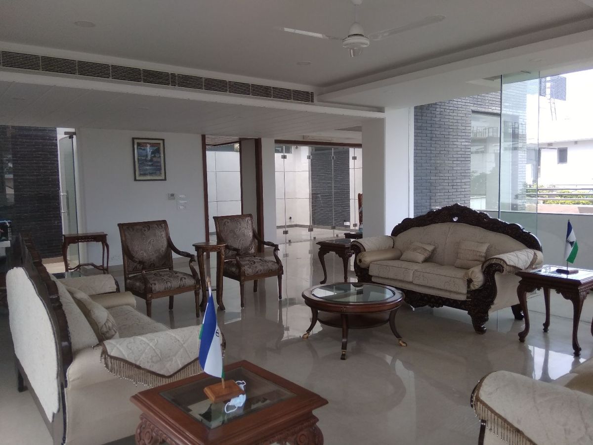 Modern & superspacious 4 bedroom 3rd floor with terrace available for