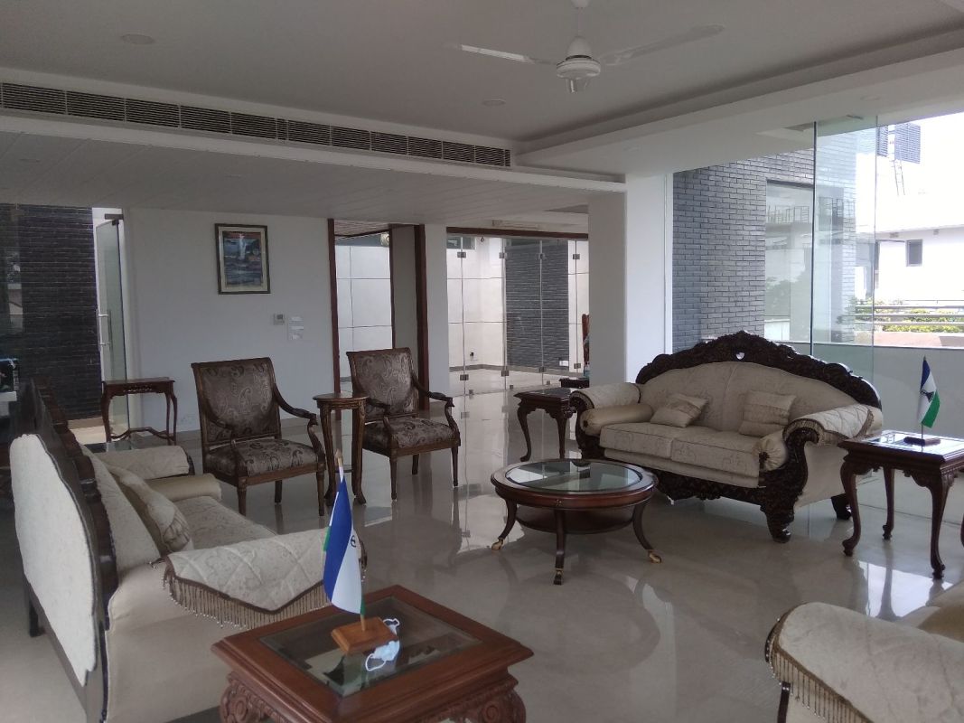 Modern & superspacious 4 bedroom 3rd floor with terrace available for