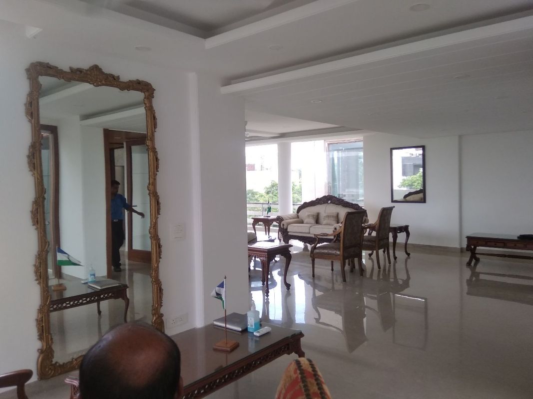 Modern & superspacious 4 bedroom 3rd floor with terrace available for