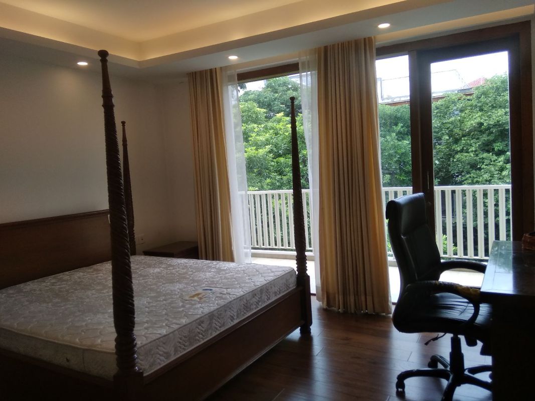 Modern & superspacious 4 bedroom 3rd floor with terrace available for