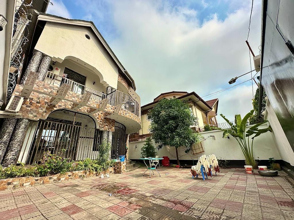 Sale plot of 300m² with pretty building with 4 bedrooms on kinshasa