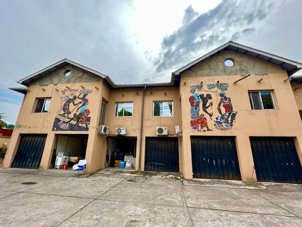 Sale large property of 2,000m² with two buildings of 6 apartments in