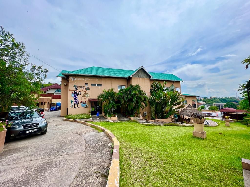 Sale large property of 2,000m² with two buildings of 6 apartments in