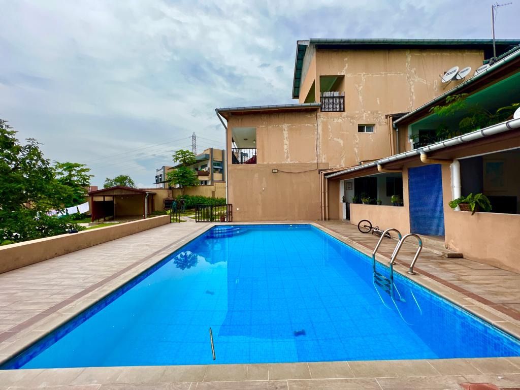 Sale large property of 2,000m² with two buildings of 6 apartments in