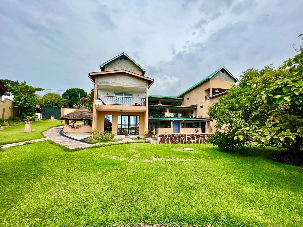 Sale large property of 2,000m² with two buildings of 6 apartments in