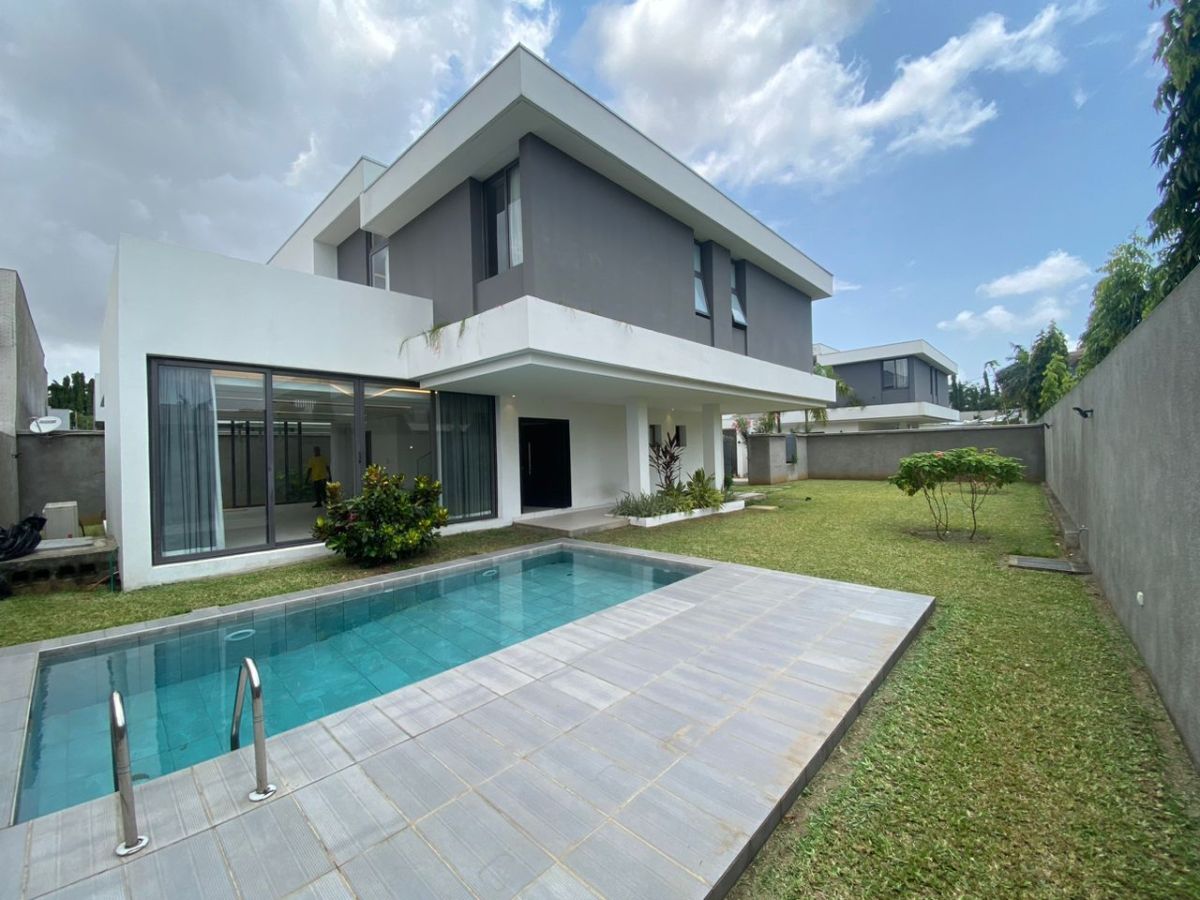 Villa duplex de 6 pièces avec jardin et piscine en location dans une