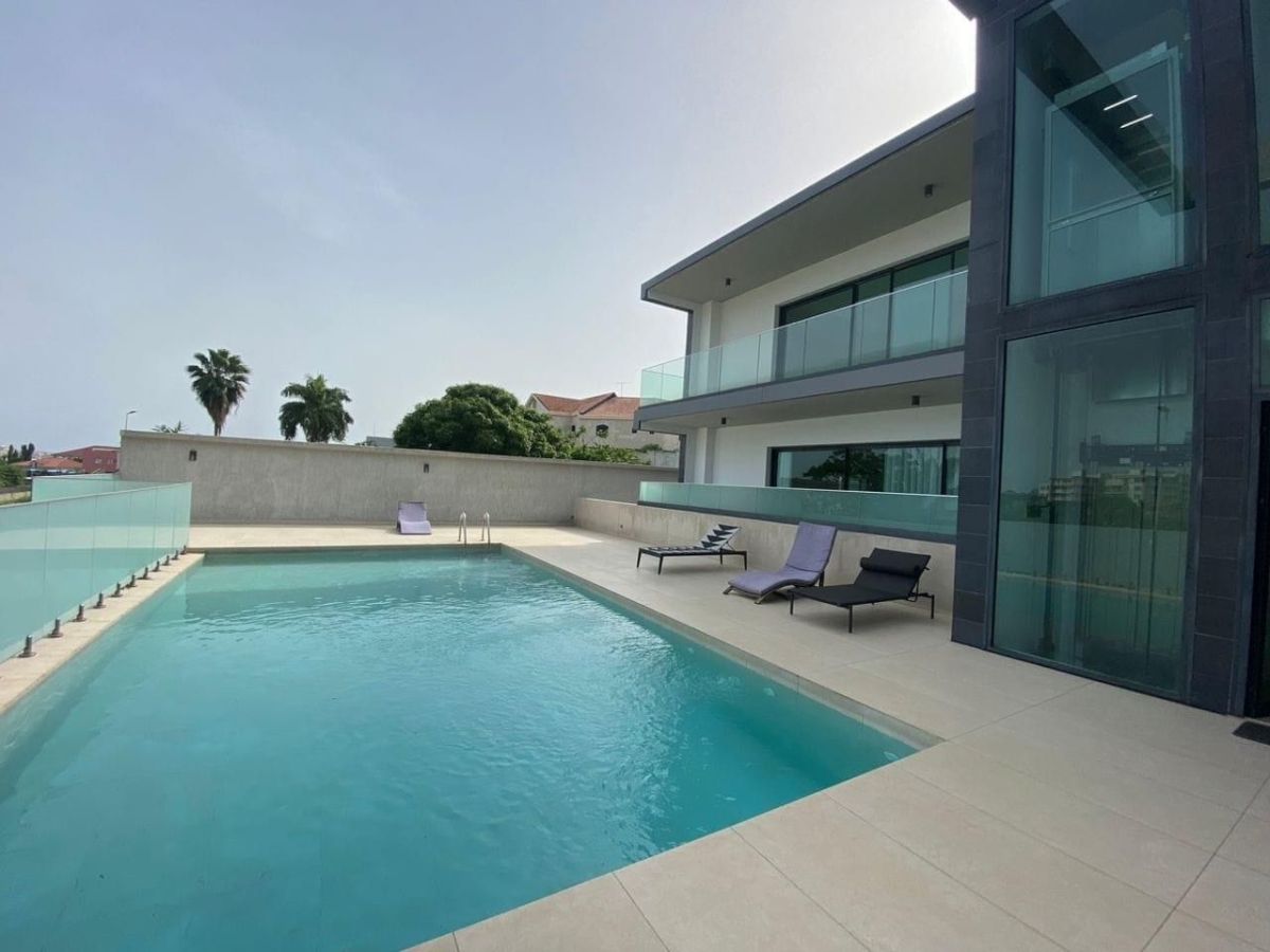 Appartement de 4 pièces en location dans une résidence avec piscine à