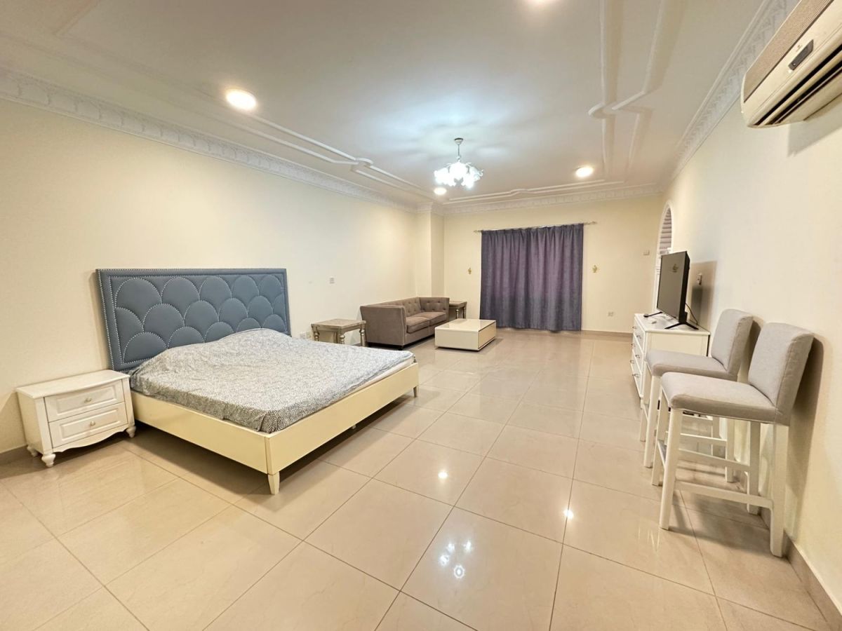 Available studio in villa in west bay , Flat for rent in Doha Qatar