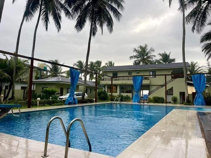 For sale 7-room chalet in Assinie Assouinde by the sea