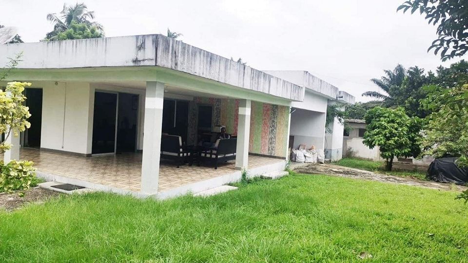 Sale of a low villa 6 rooms in cocody 2 ena trays on 1600m2, House for