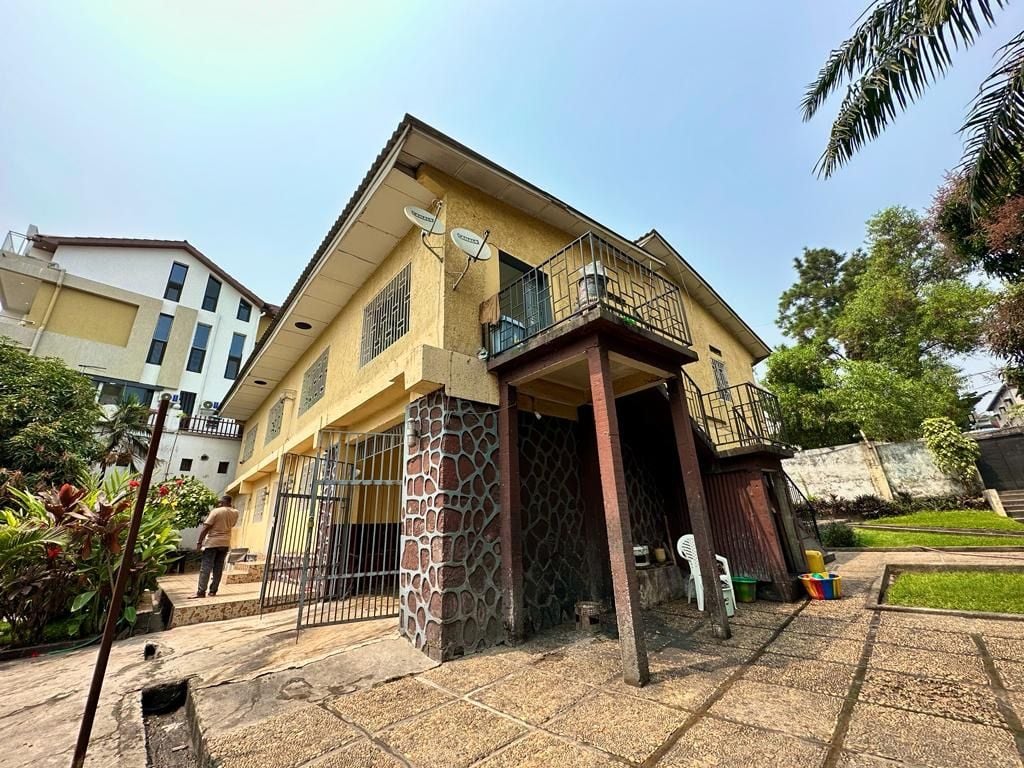 Sale large property of 1976m² with possibility of division on kinshasa