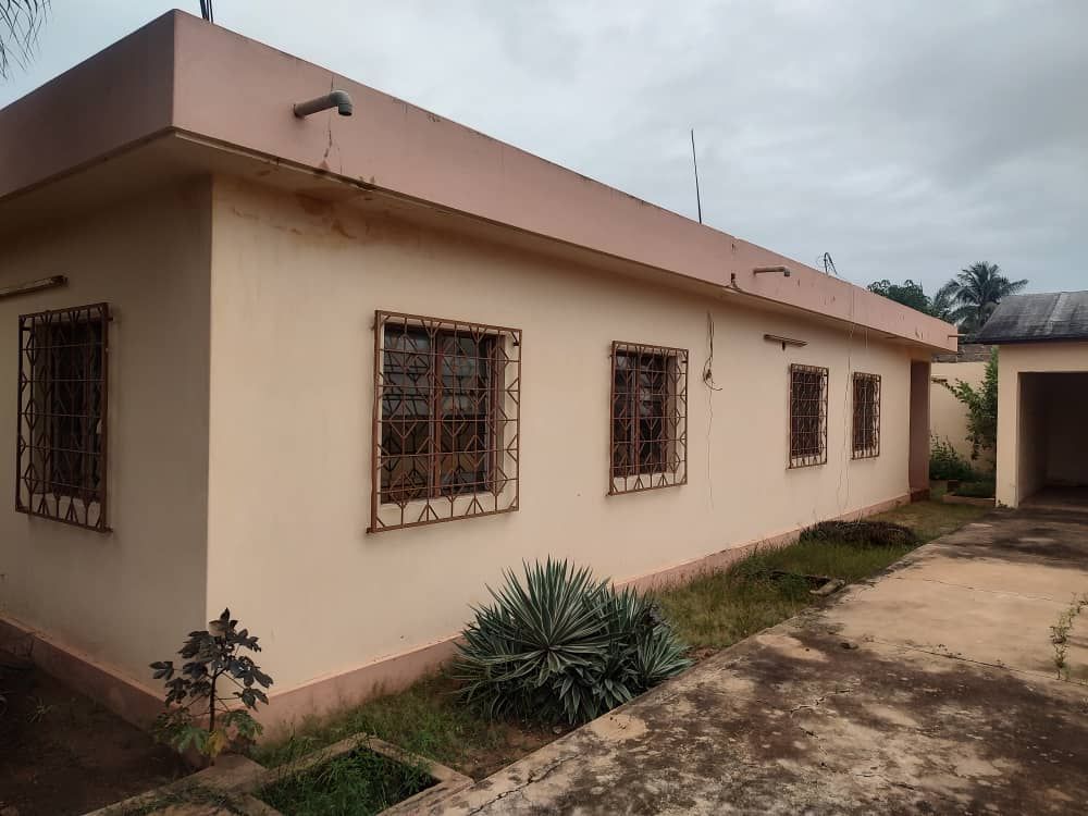 A house built on one (01) lot for sale at gta agbalépédogan (lométogo