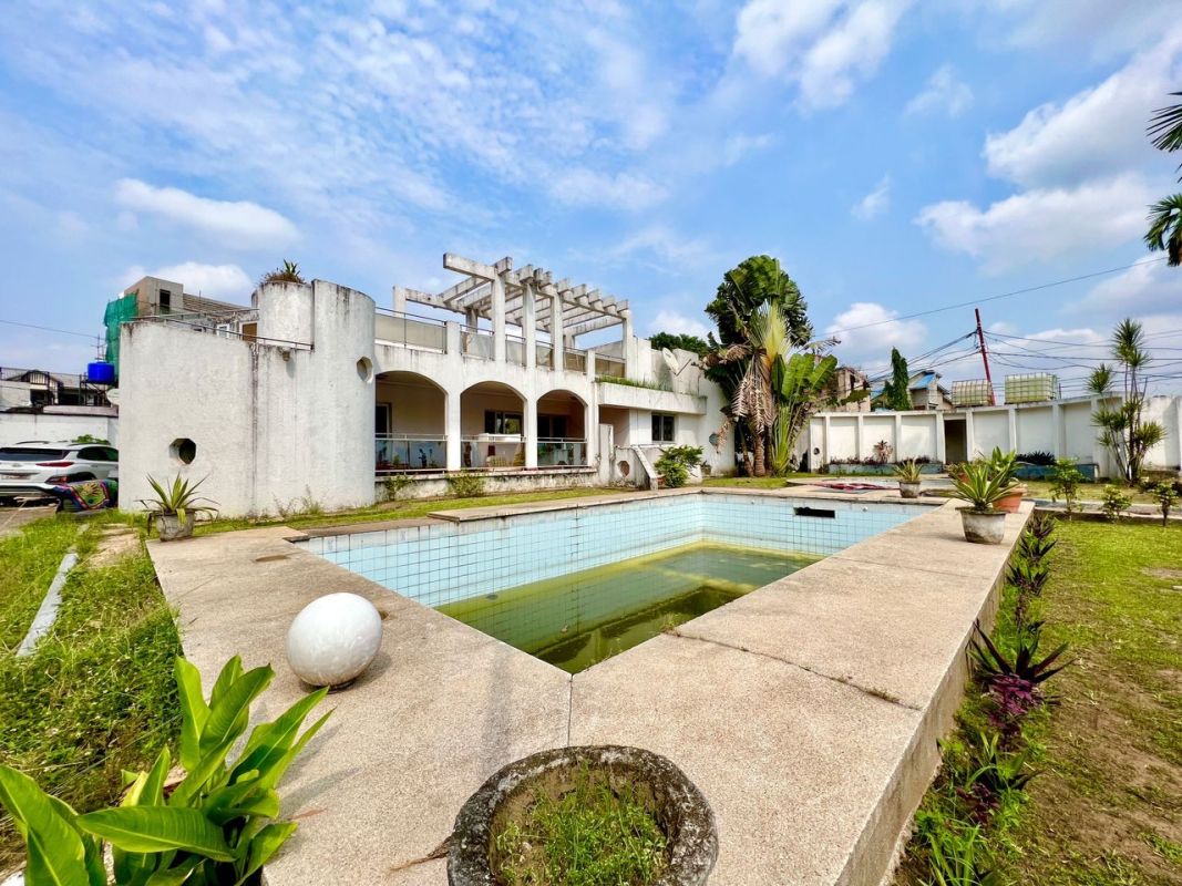 Sale large property of 6000m² with a large low house with several