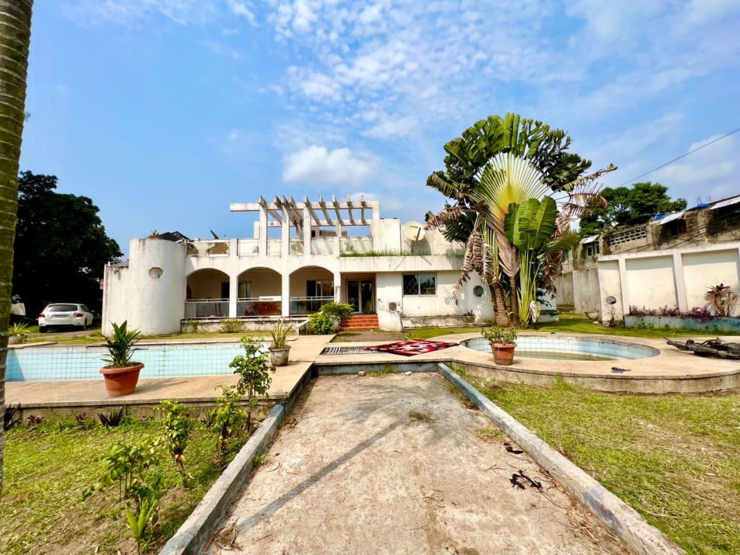 Sale large property of 6000m² with a large low house with several