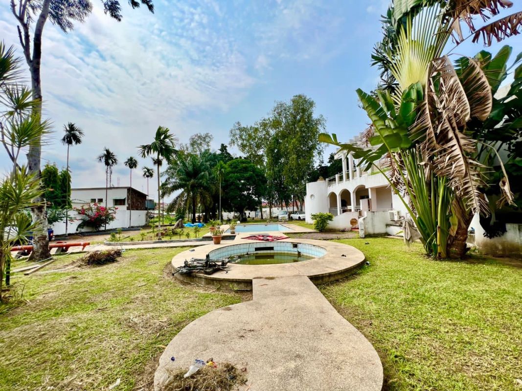 Sale large property of 6000m² with a large low house with several