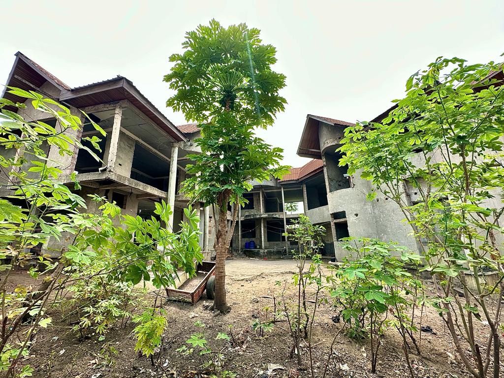 Sale 893m² plot with two unfinished buildings of 5 apartments in total