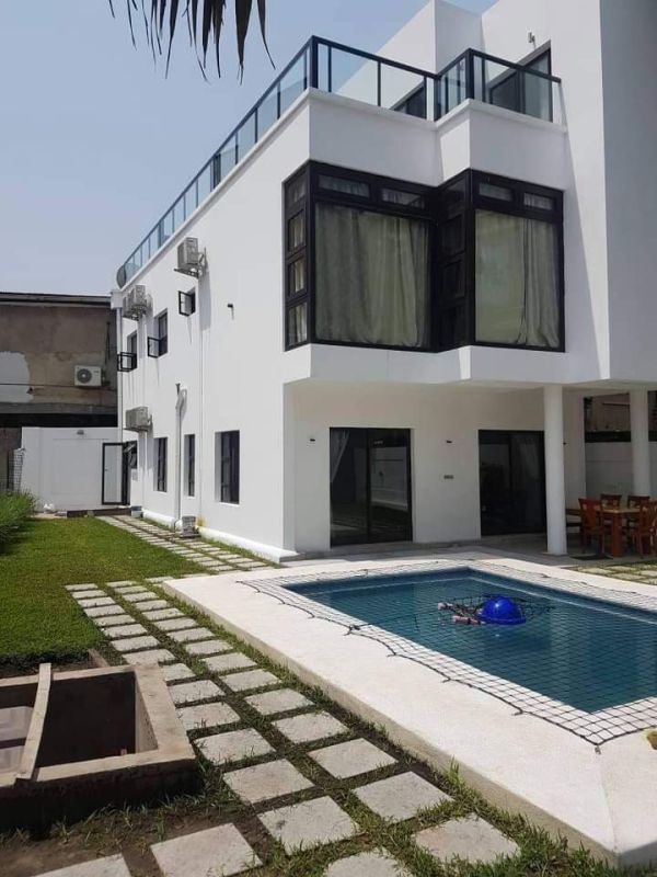 Parcelle avec une villa prête à habiter à kinshasa gombe, Maison à