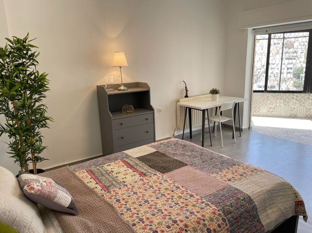 Modern fully furnished 3 bedroom apartment in weibdeh, Flat for rent in