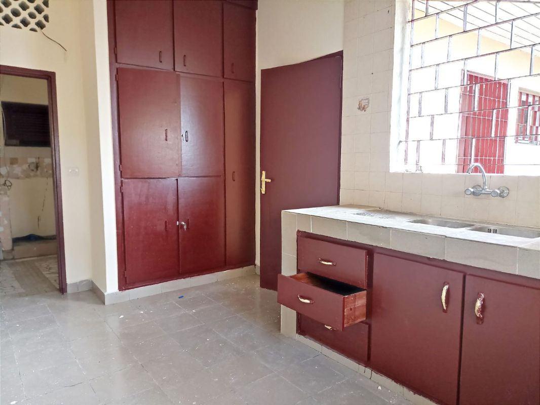 Belle villa 5 pièces avec jardin à louer au ii plateaux, Maison à louer Abidjan Côte d'Ivoire