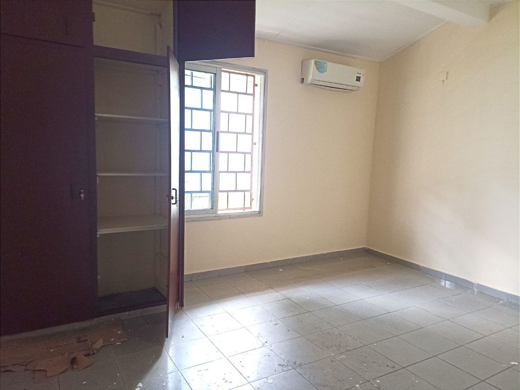 Belle villa 5 pièces avec jardin à louer au ii plateaux, Maison à louer Abidjan Côte d'Ivoire