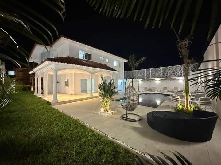 à vendre villa 7 pièces haut de gamme avec piscine abidjan cocody