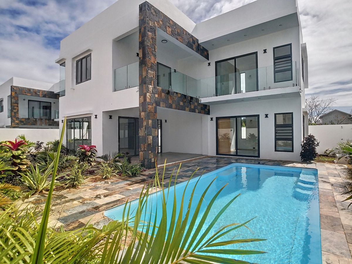 (ref.ma7989) stunning new house with swimming pool and garden, House