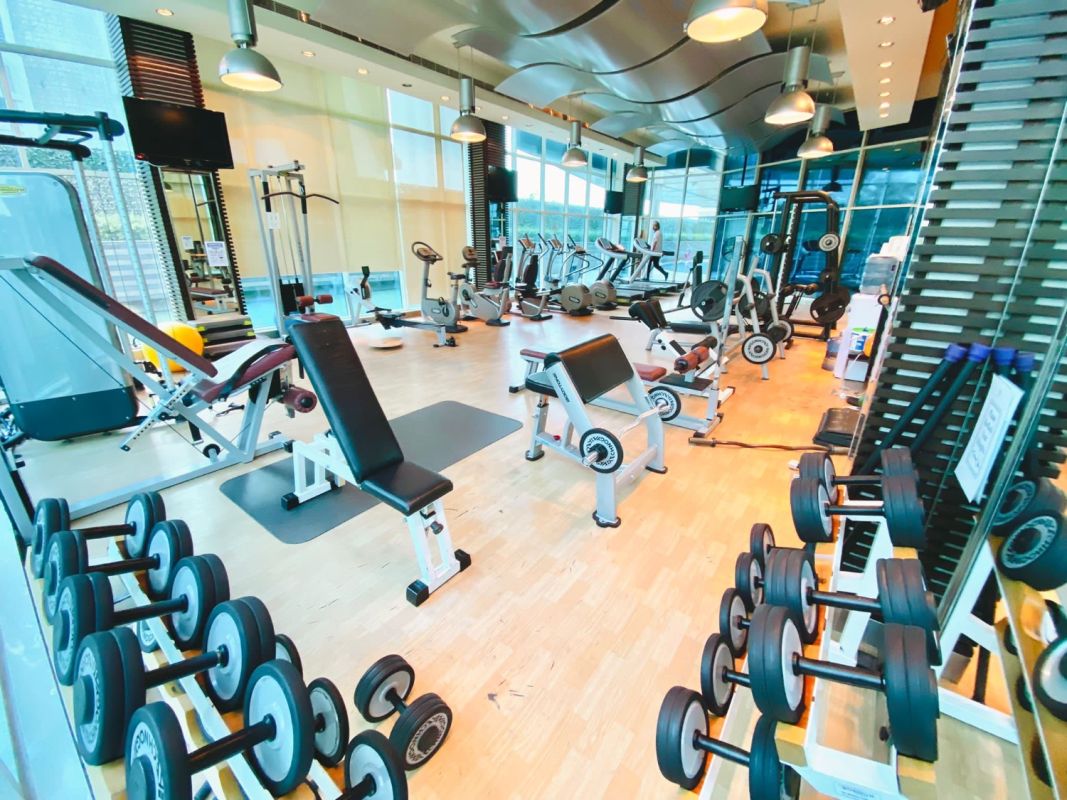 Massive premium ocean view apt + all services included + high floor