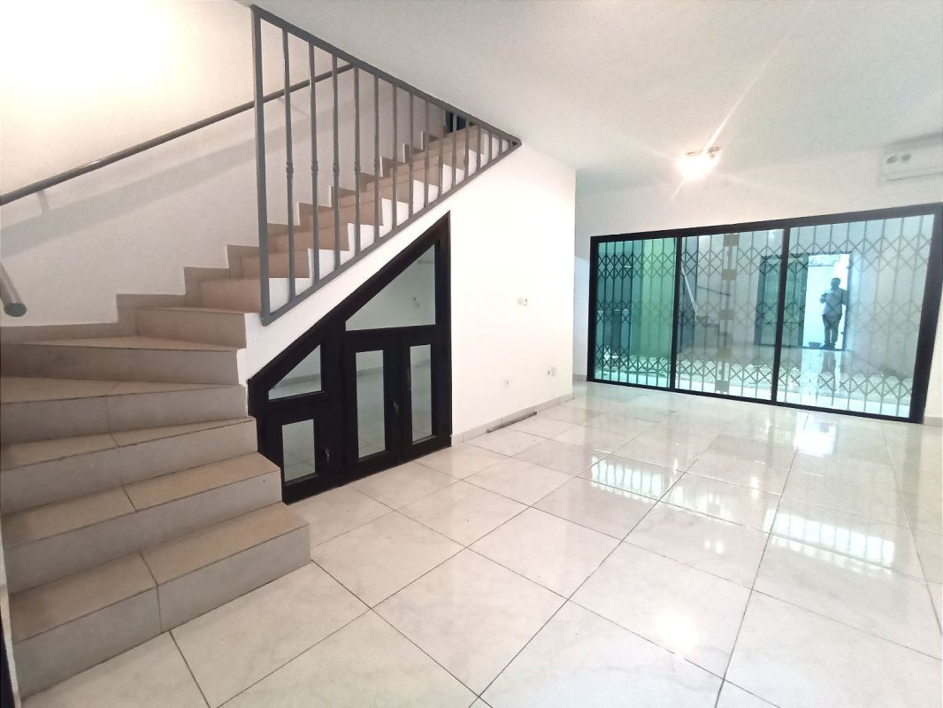 Villa duplex 4 pièces à louer à la riviera 4, Maison à louer à Abidjan
