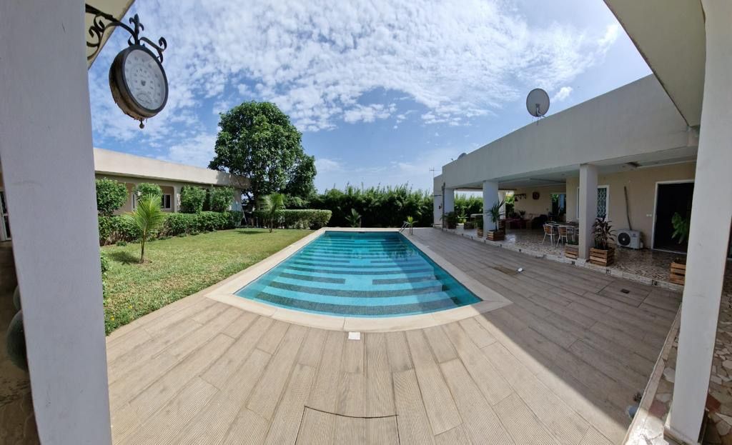Vente d'une maison de 800m2 au ii plateaux avec piscine, jardin… un