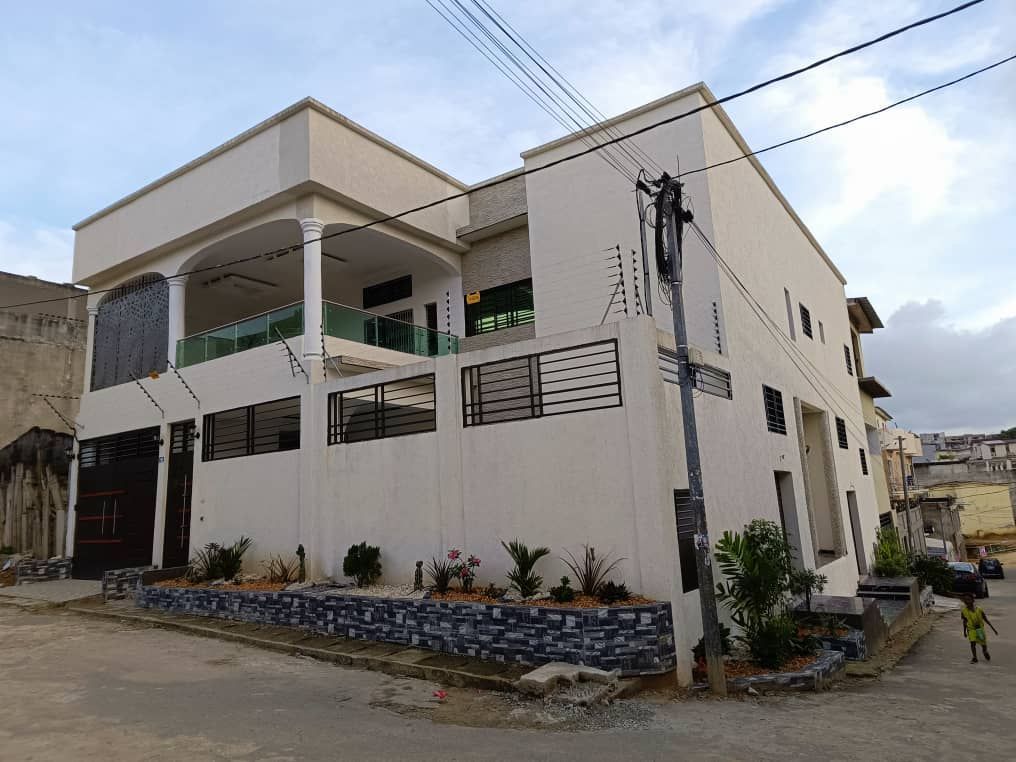 à vendre duplex 7 pièces + 2 magasins abidjan cocody faya, Maison à