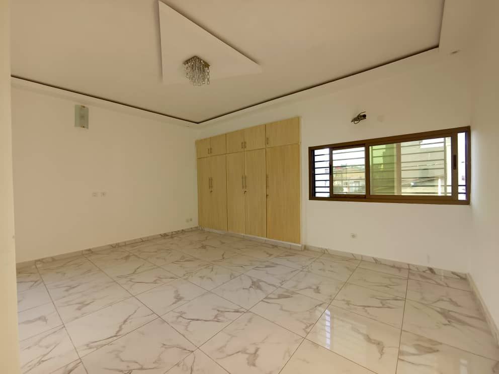 à vendre duplex 7 pièces + 2 magasins abidjan cocody faya, Maison à