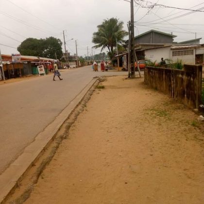 Terrain 450 M2 avec ACD avec une maison sur le terrain à Bassam ...