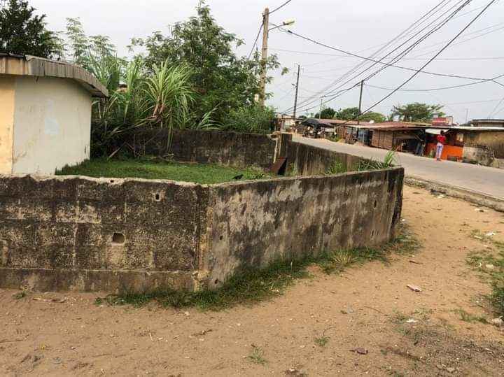 Land 342 m2 with acd with a house on the land in bassam petit paris not