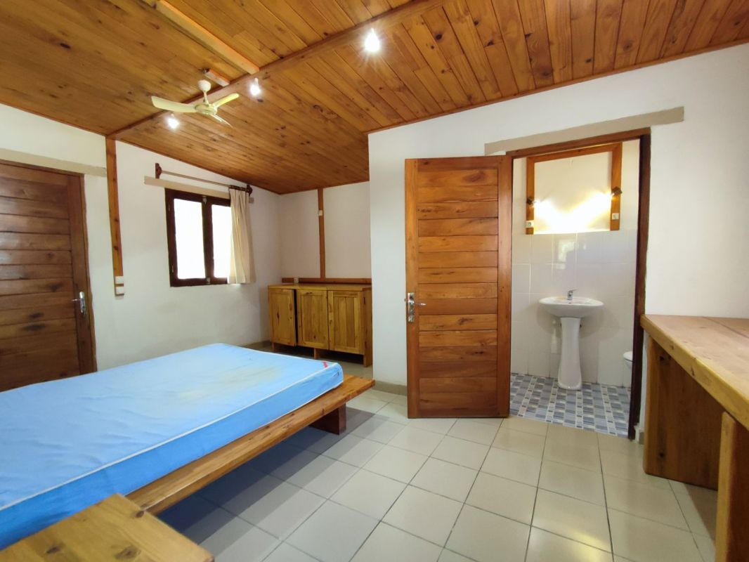 For sale beautiful wooded property with f3 house, deposits, studios