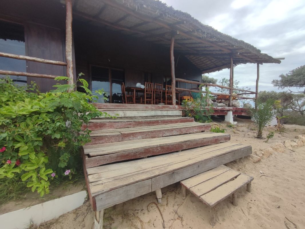For sale beachfront property 17,837m2 with 2 houses and 2 bungalows in