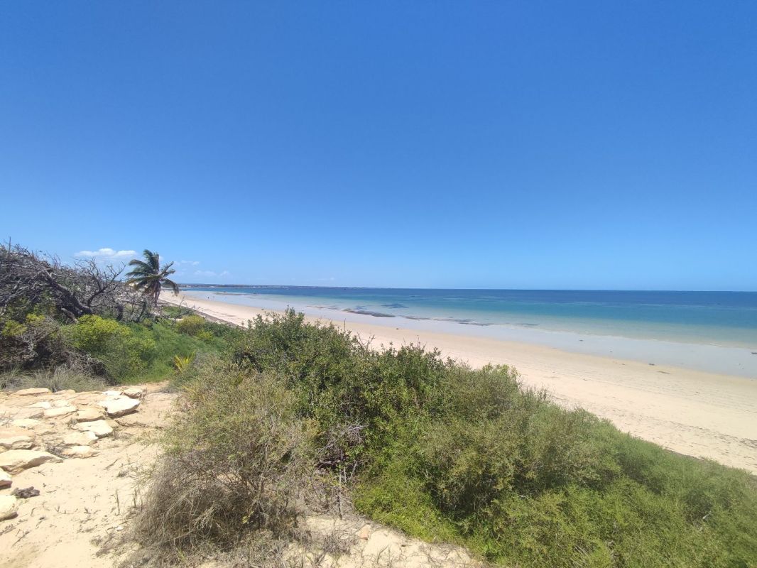 For sale beachfront property 17,837m2 with 2 houses and 2 bungalows in