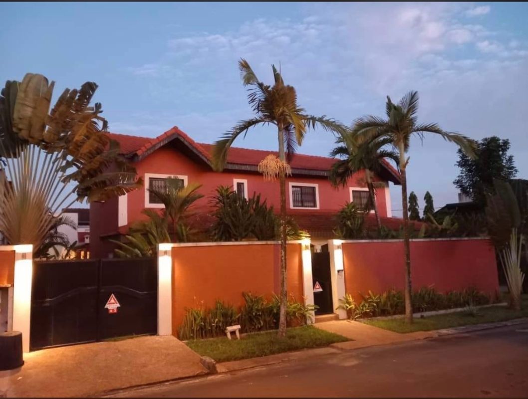 Sale of a 6 room house with swimming pool and garden on 450m2, House