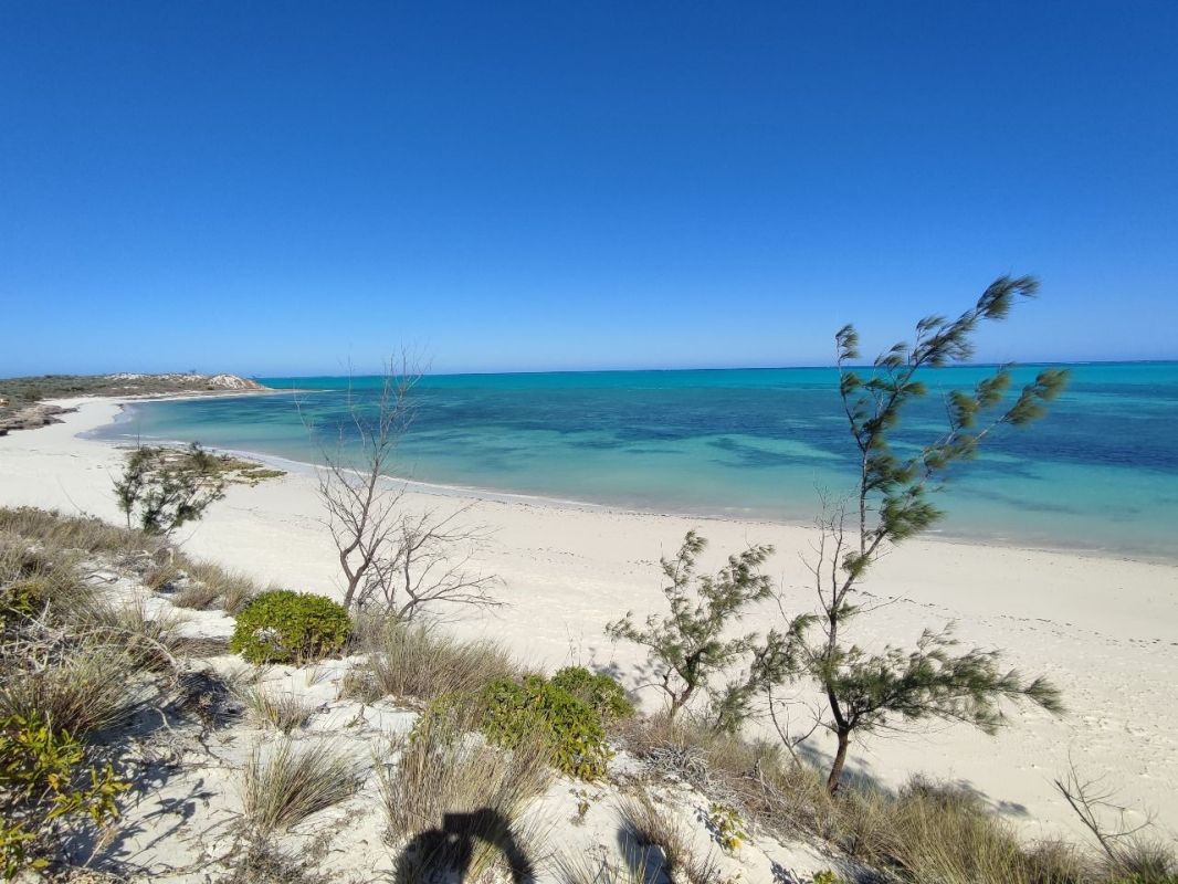 For sale land 24,568m2 turquoise blue lagoon in salary tulear